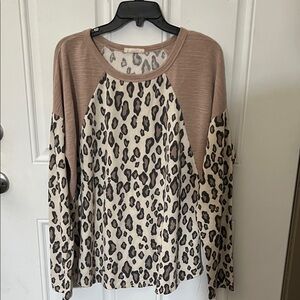 Chic Leopard Print Long Sleeve Top